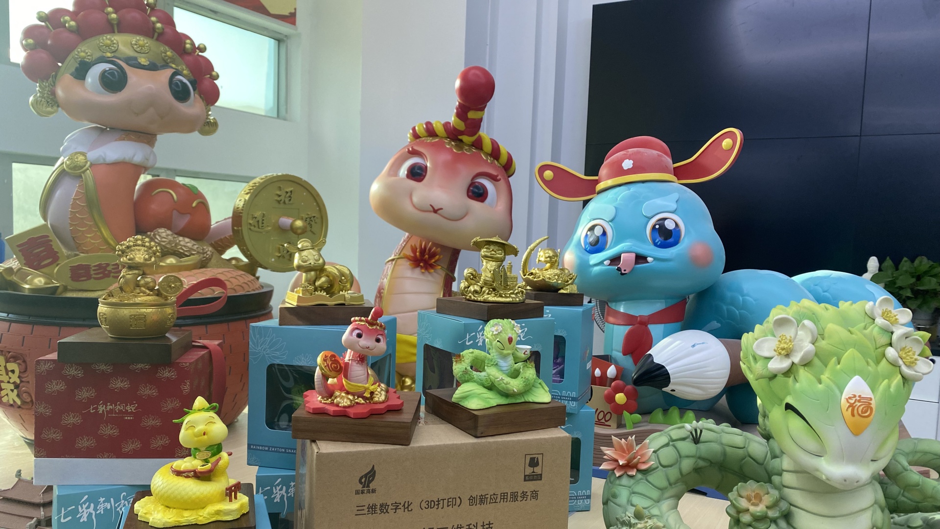七彩刺桐蛇今日已全部出街，比鄰三維奉上打卡攻略！